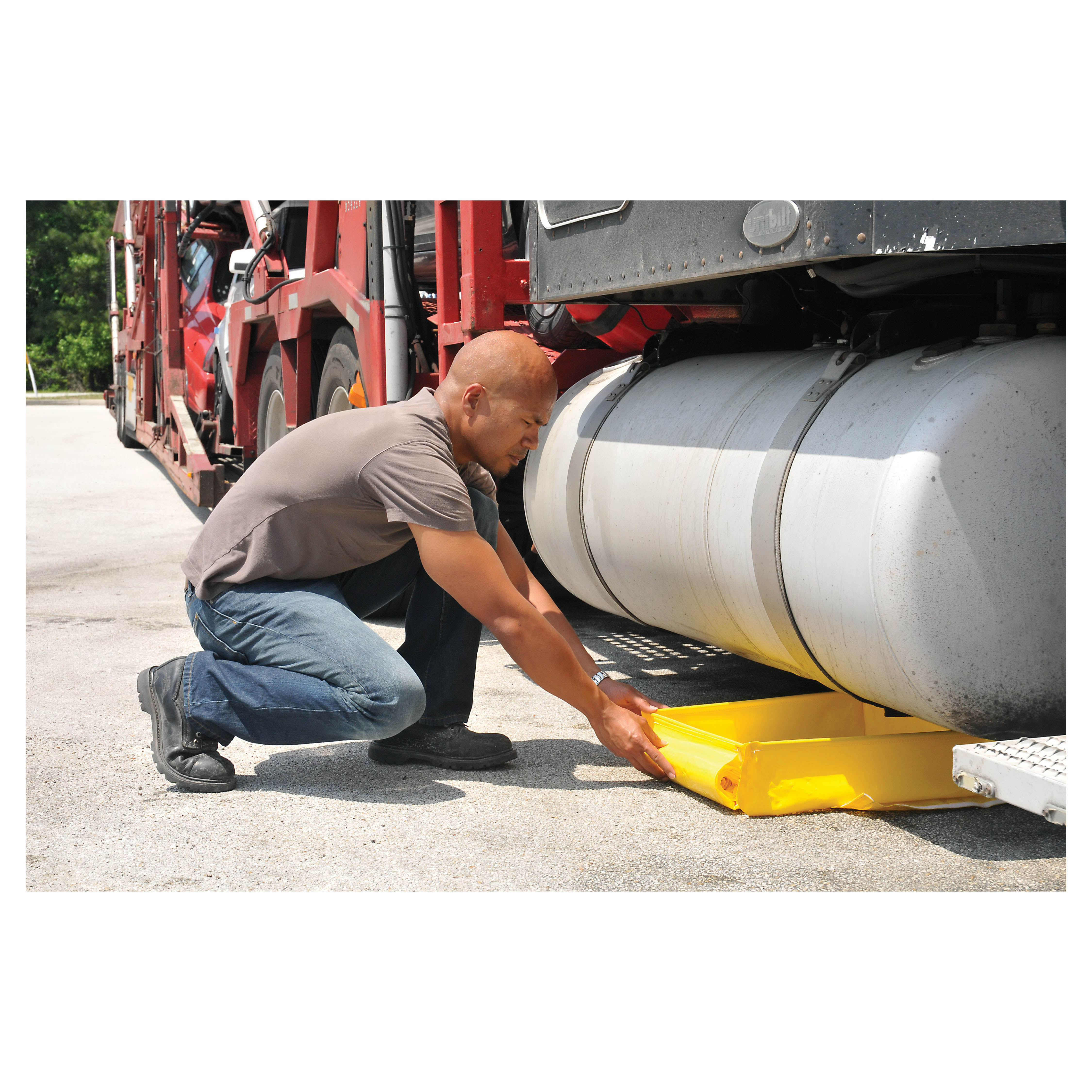 POOL CONTAINMENT SPILL 5 IN DEPLOYED YEL