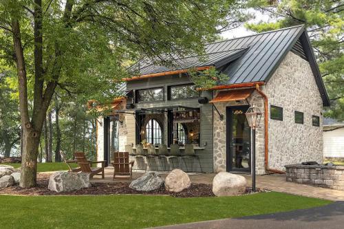 Farmhouse Ledge