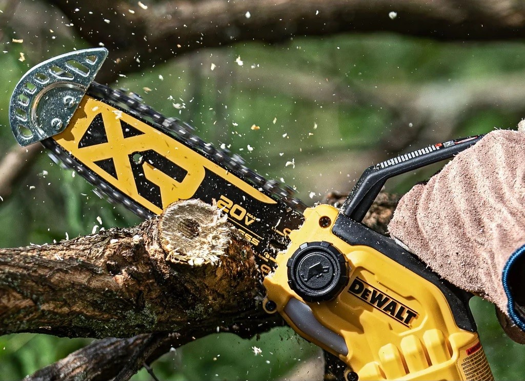 The DeWalt Pruning chain saw