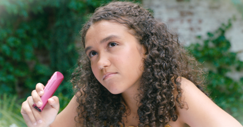 girl_reading_with_orcam_learn_basic