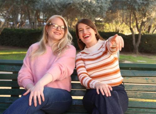 orcam_myeye_3_pro_two_girls_on_bench