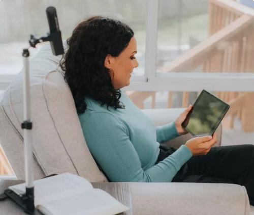 Woman_using_orcam_read_3_magifier