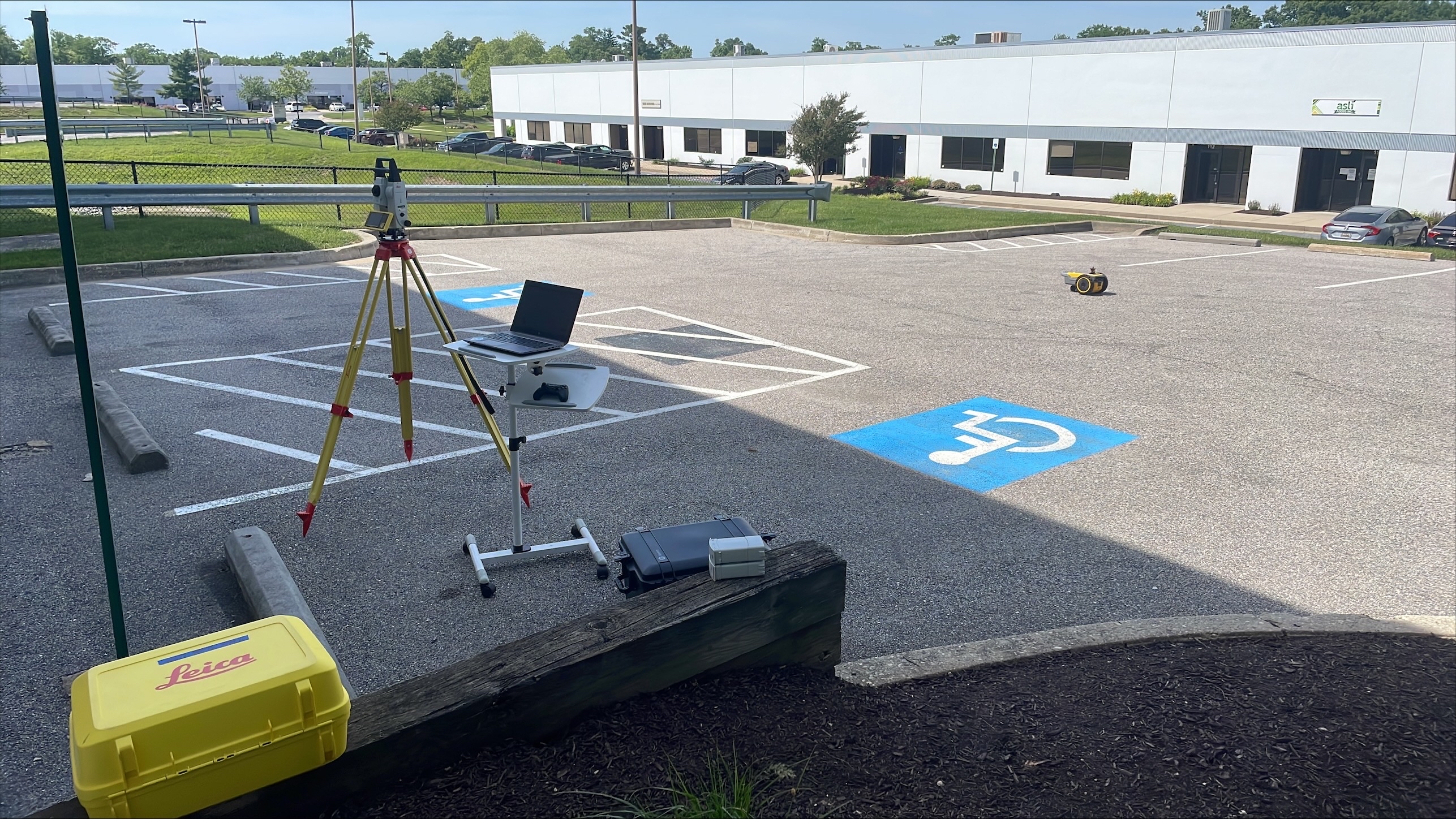HP SitePrint solution setup with total station, controller, and robot