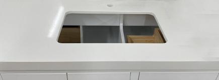 VANITY TOP 60x22 WHITE SINGLE QUARTZ STONE W/BACK SPLASH