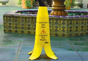 Bilingual- The Banana Cone™: Caution Wet Floor