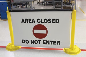 RETRACTABLE BANNER BARRIER